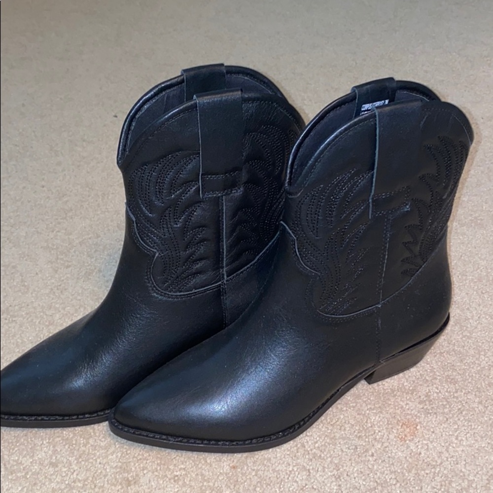 NEVER WORN steve madden CORPUS booties